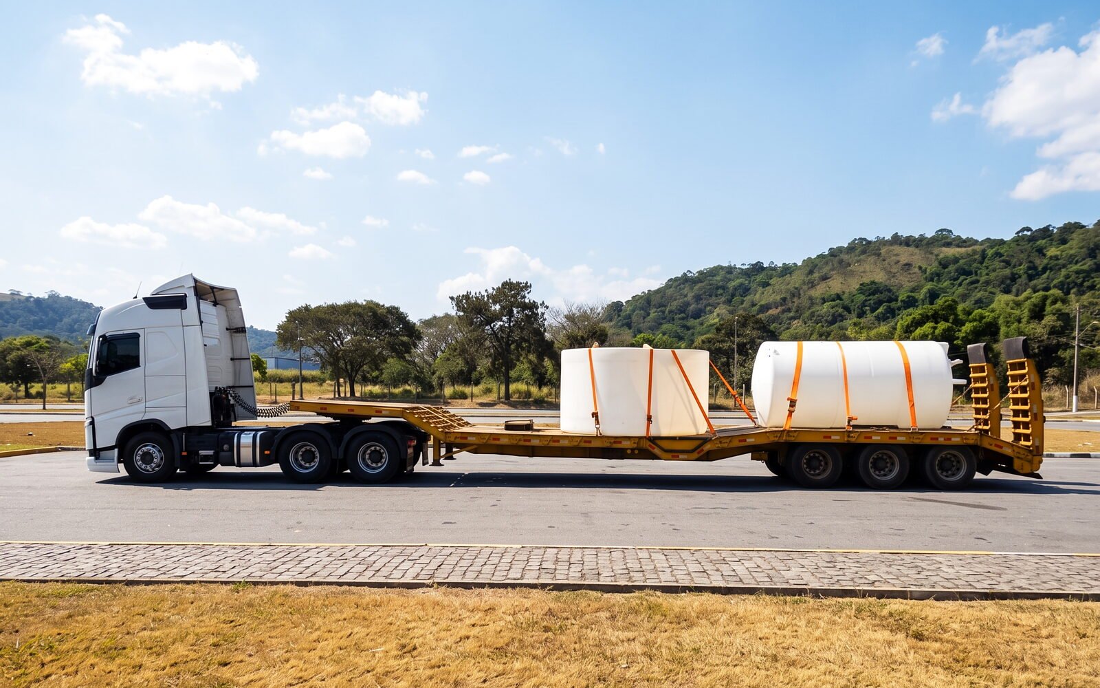 Conjunto da SAMV LOG com prancha carregada de reservatórios industriais, pronto para seguir viagem.